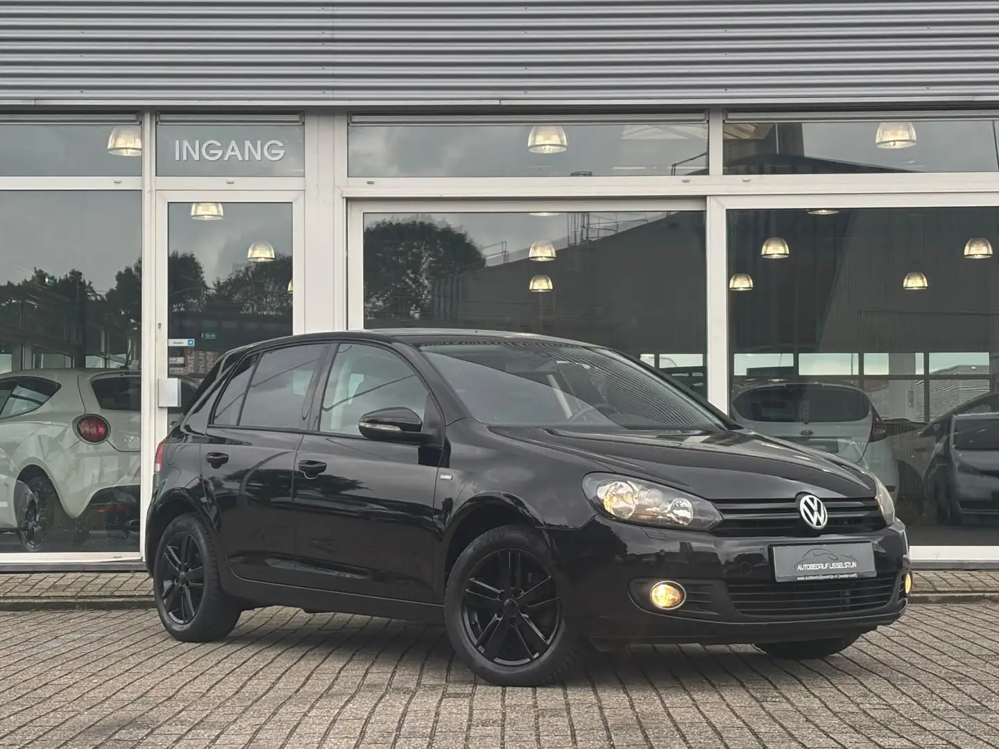 Volkswagen Golf 1.2 TSI 5 Drs / Airco / Stoelverw / Pdc. Zwart - 2