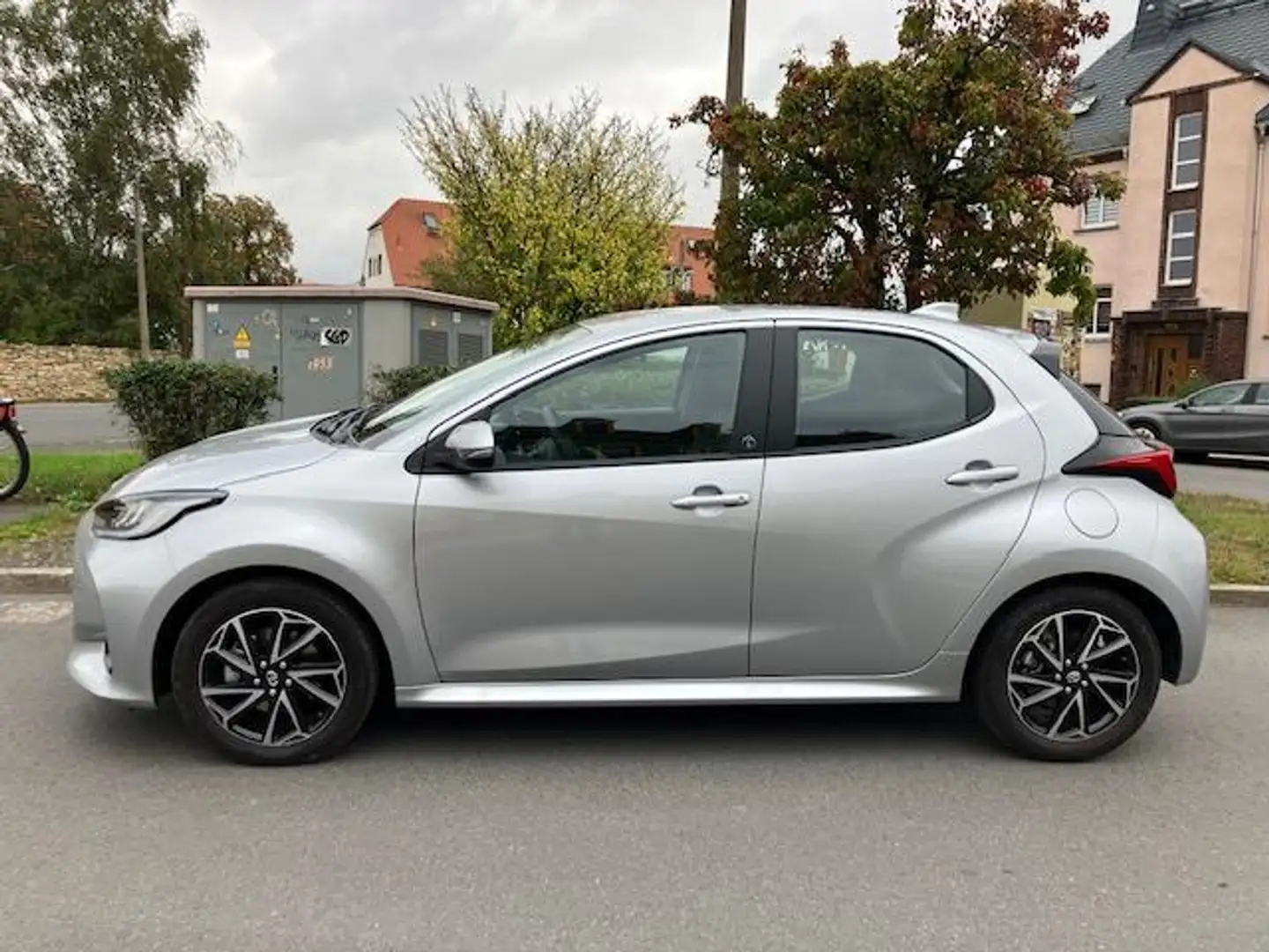 Toyota Yaris 1,5 Dual VVT-iE Hybrid Team Deutschland Argent - 1
