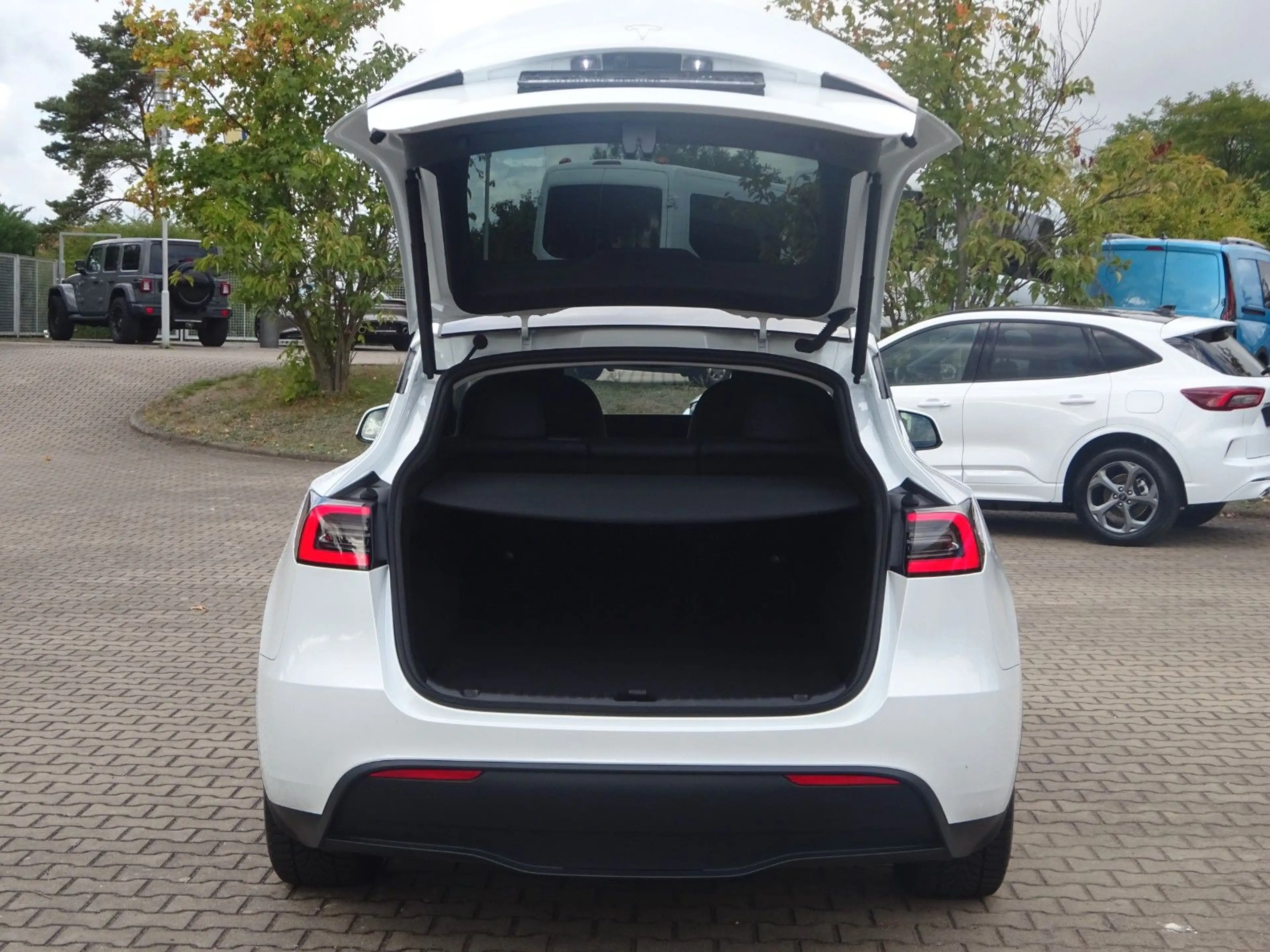 Tesla Model Y Long Range RWD Panorama Navi — photo 5