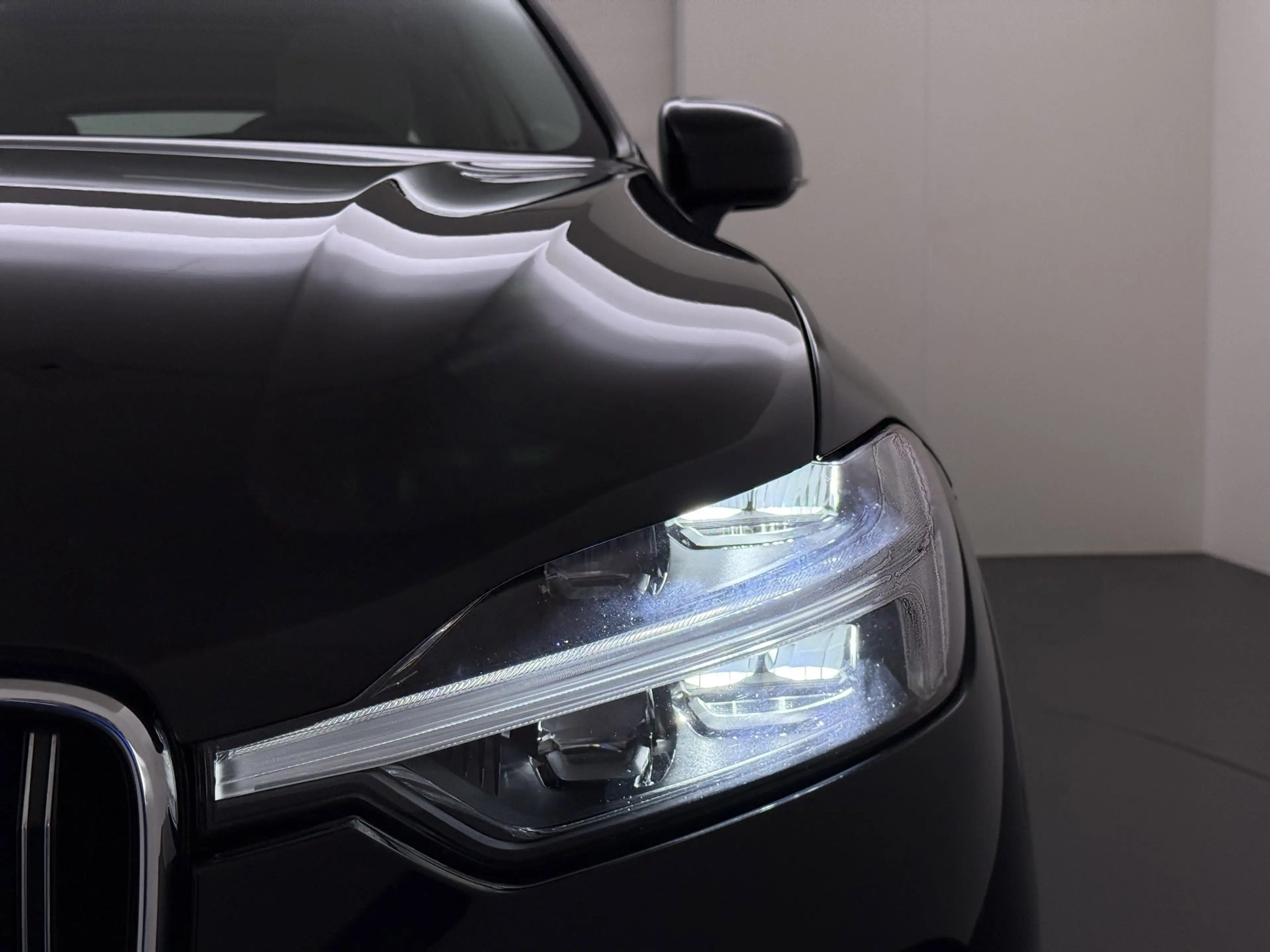 Volvo XC60 2.0 T6 Plug-in hybrid AWD Essential Bright — photo 11