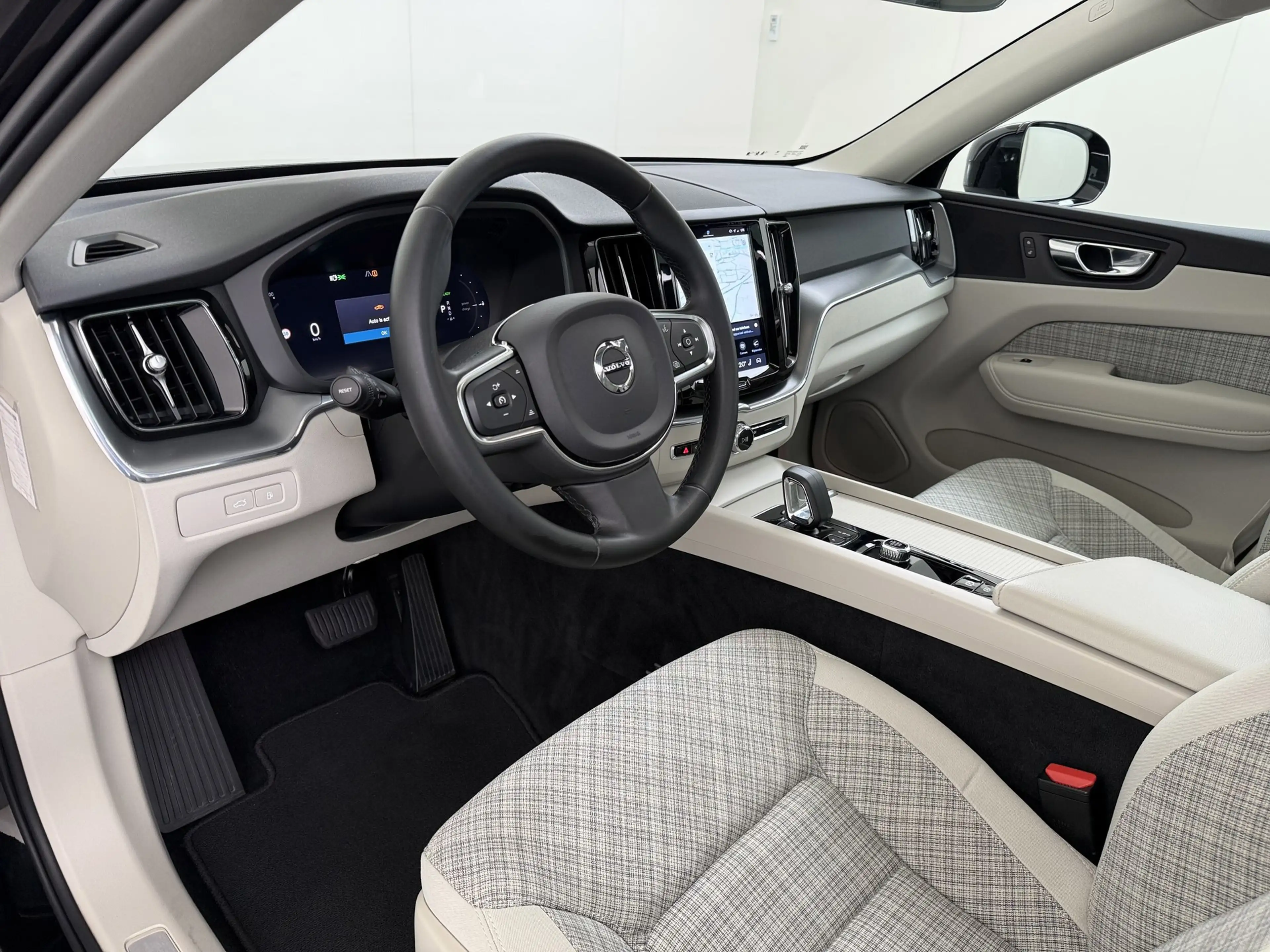 Volvo XC60 2.0 T6 Plug-in hybrid AWD Essential Bright — photo 14