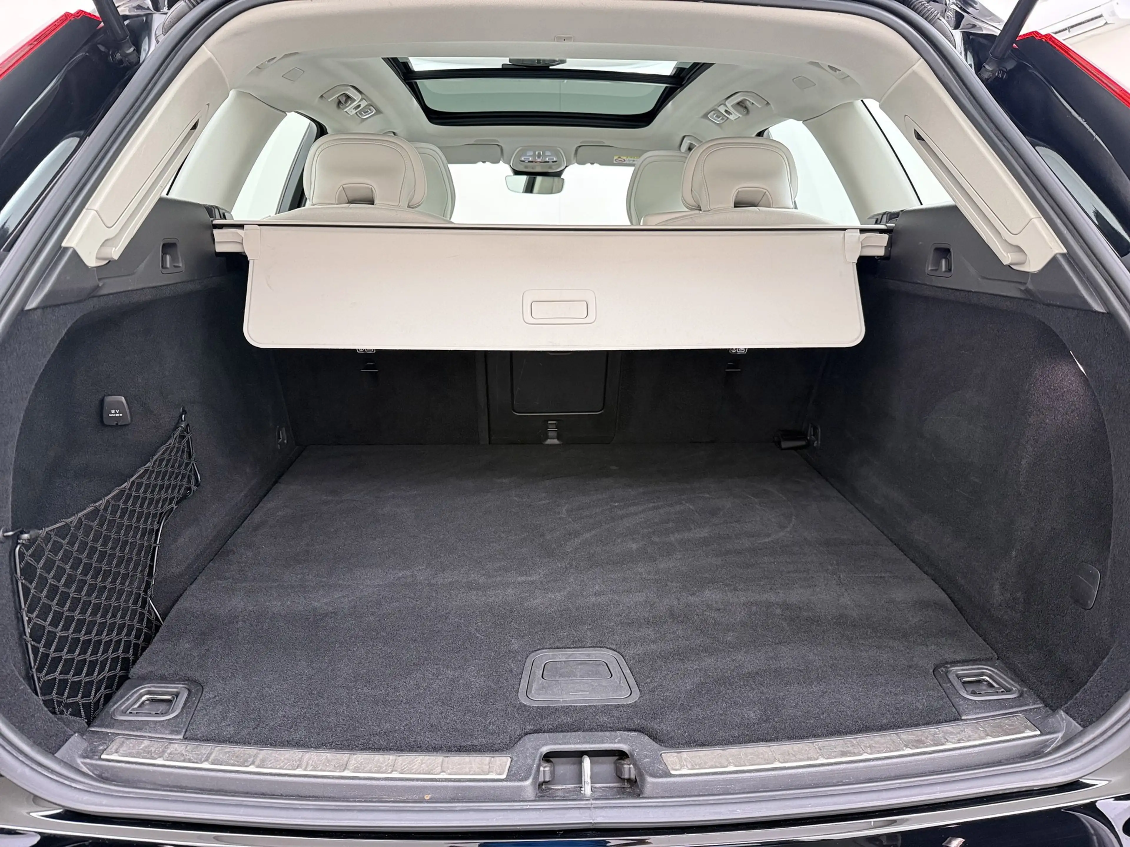 Volvo XC60 2.0 T6 Plug-in hybrid AWD Essential Bright — photo 9