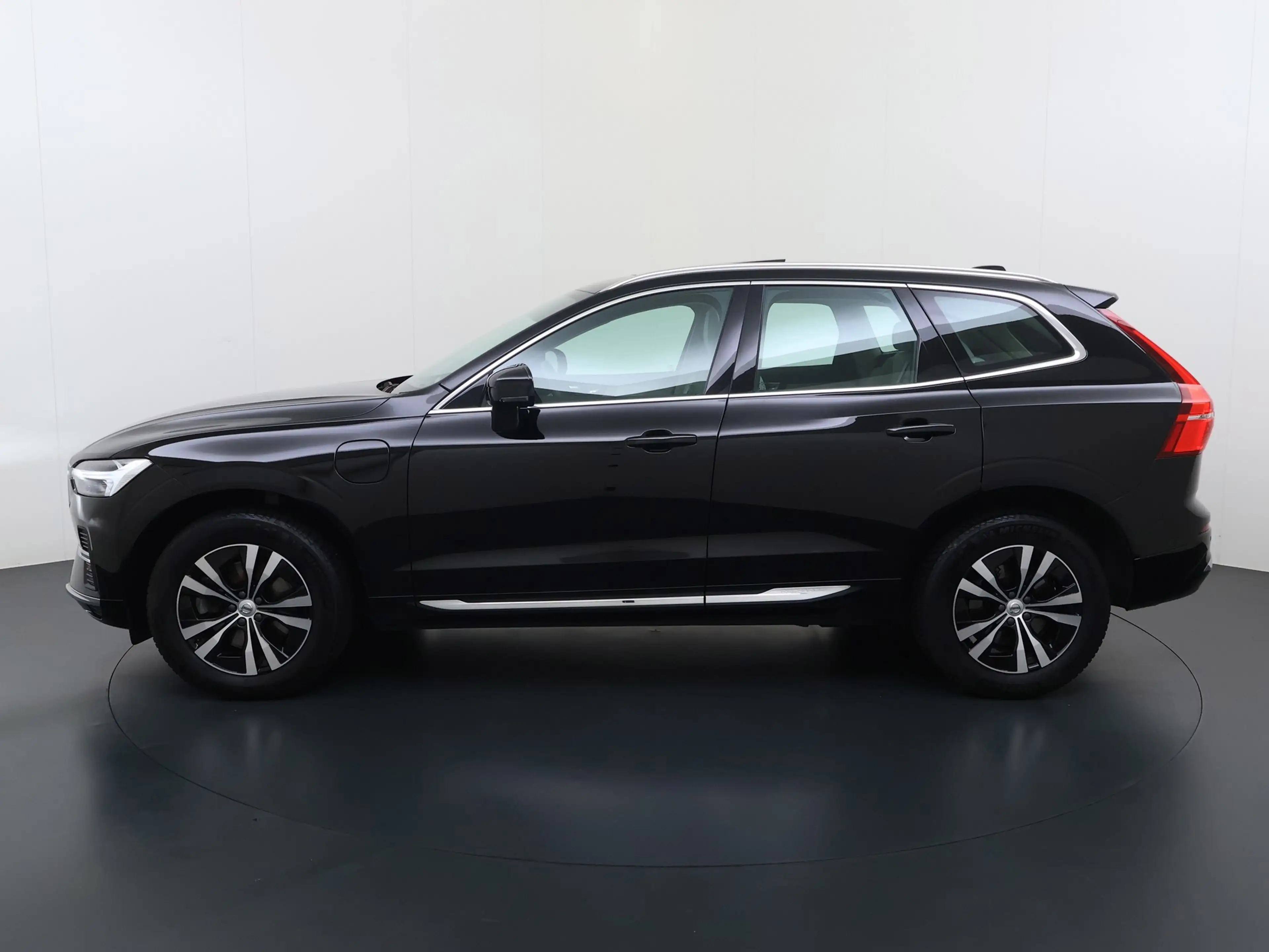Volvo XC60 2.0 T6 Plug-in hybrid AWD Essential Bright — photo 5
