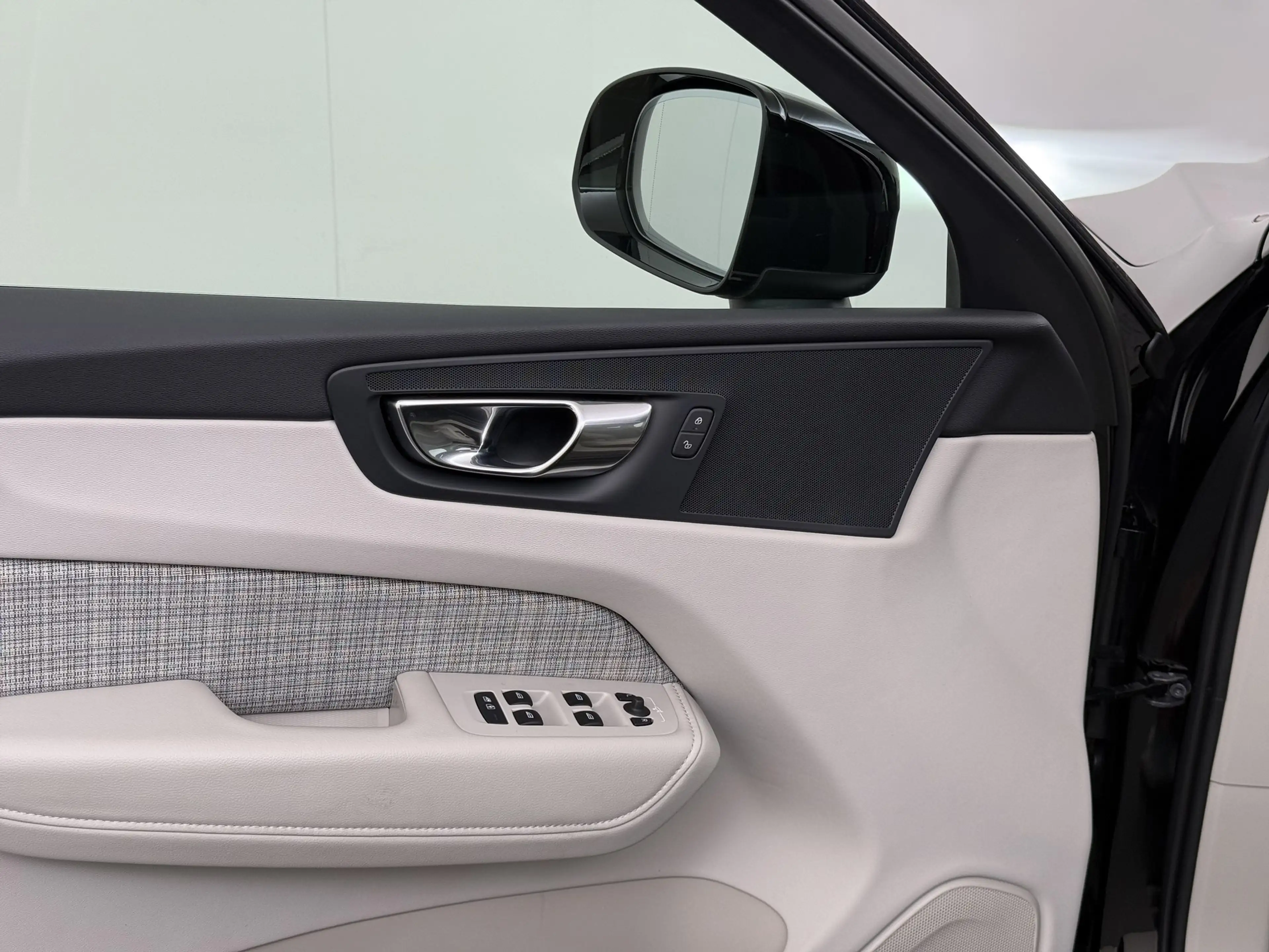 Volvo XC60 2.0 T6 Plug-in hybrid AWD Essential Bright — photo 13