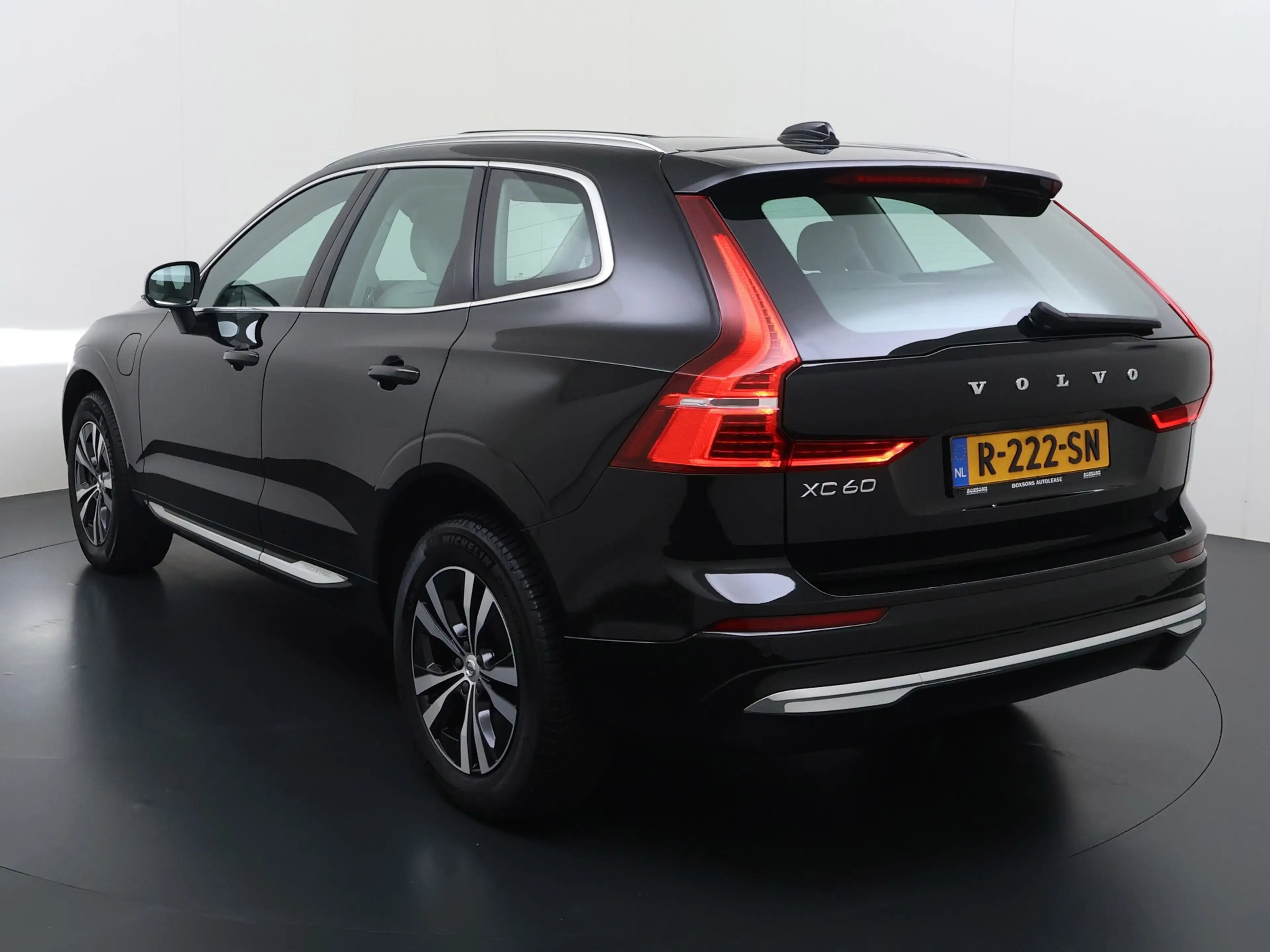 Volvo XC60 2.0 T6 Plug-in hybrid AWD Essential Bright — photo 4