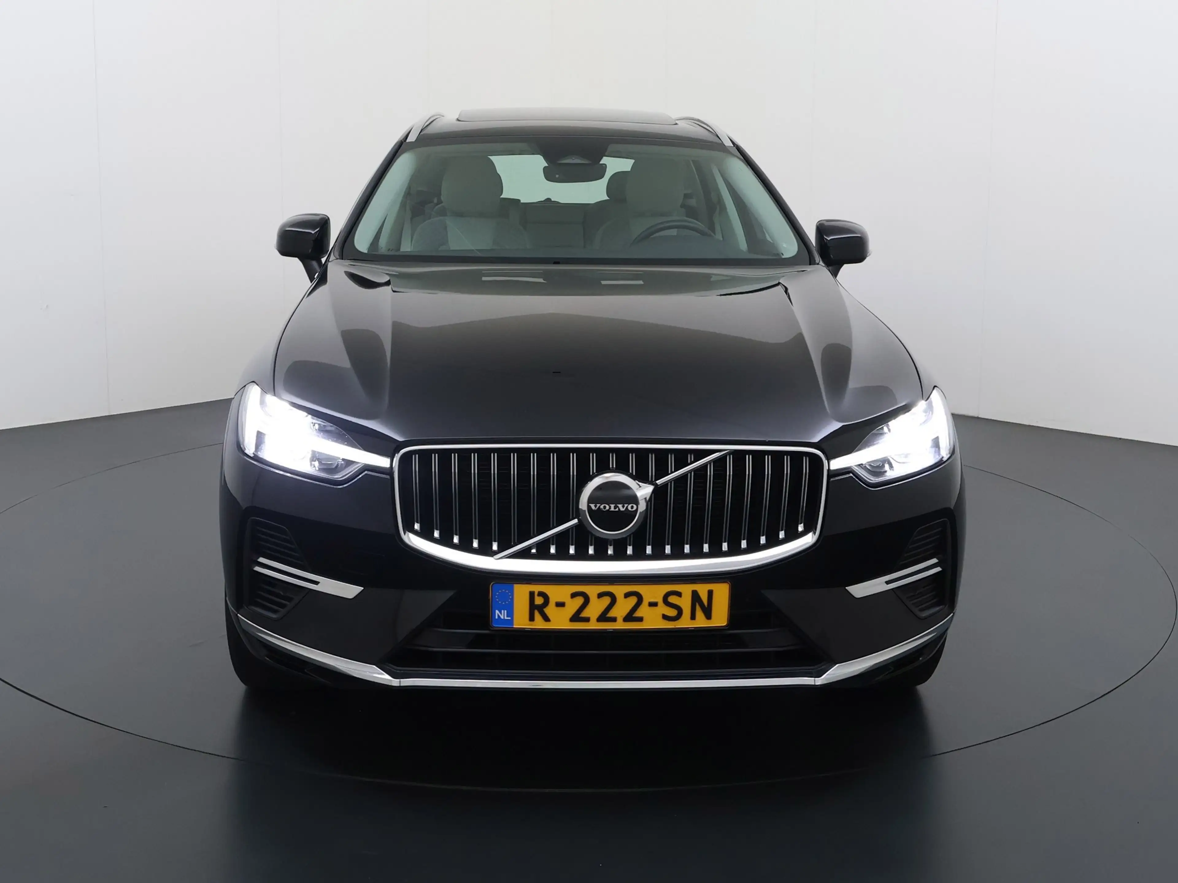 Volvo XC60 2.0 T6 Plug-in hybrid AWD Essential Bright — photo 2