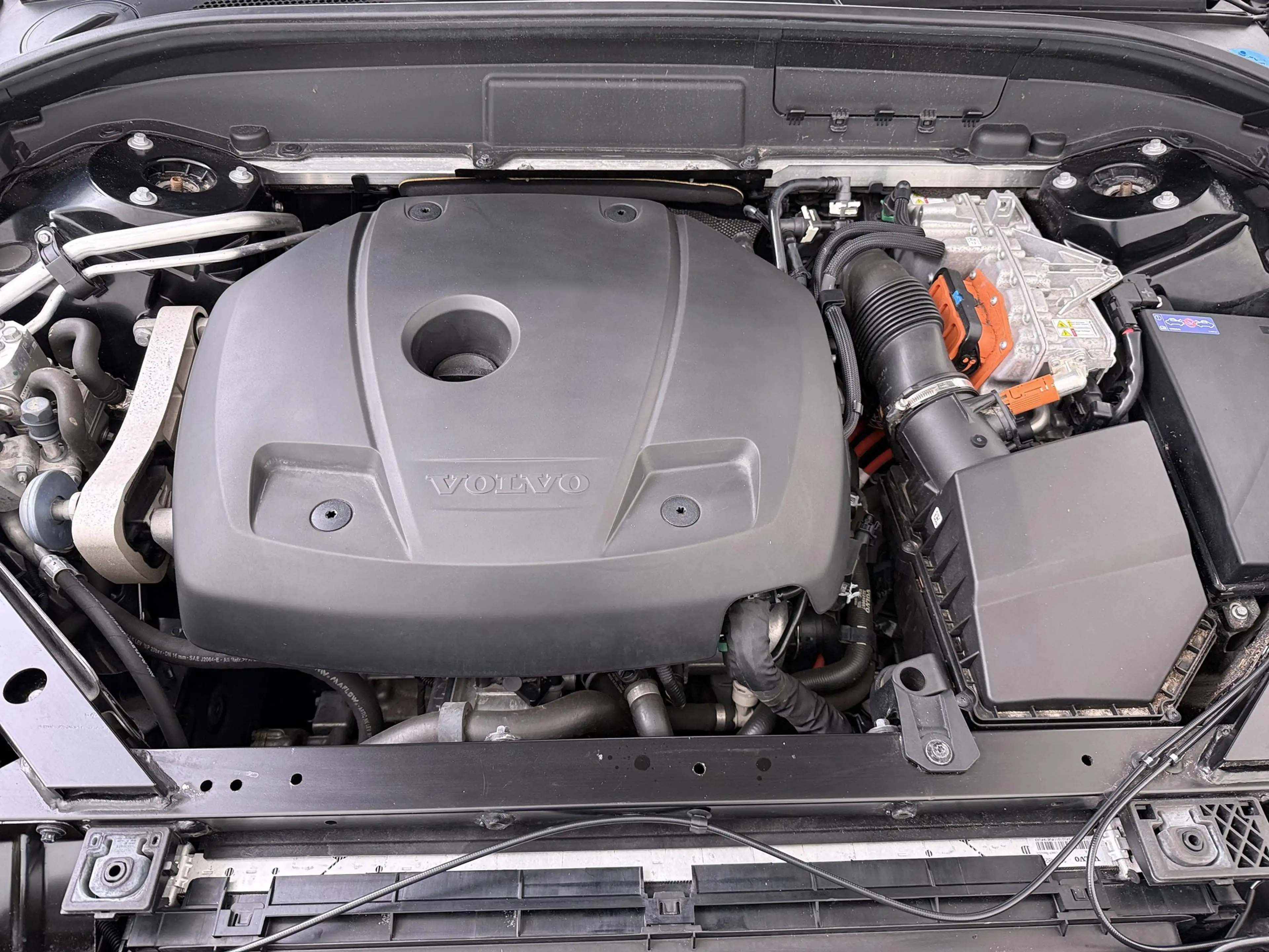 Volvo XC60 2.0 T6 Plug-in hybrid AWD Essential Bright — photo 12