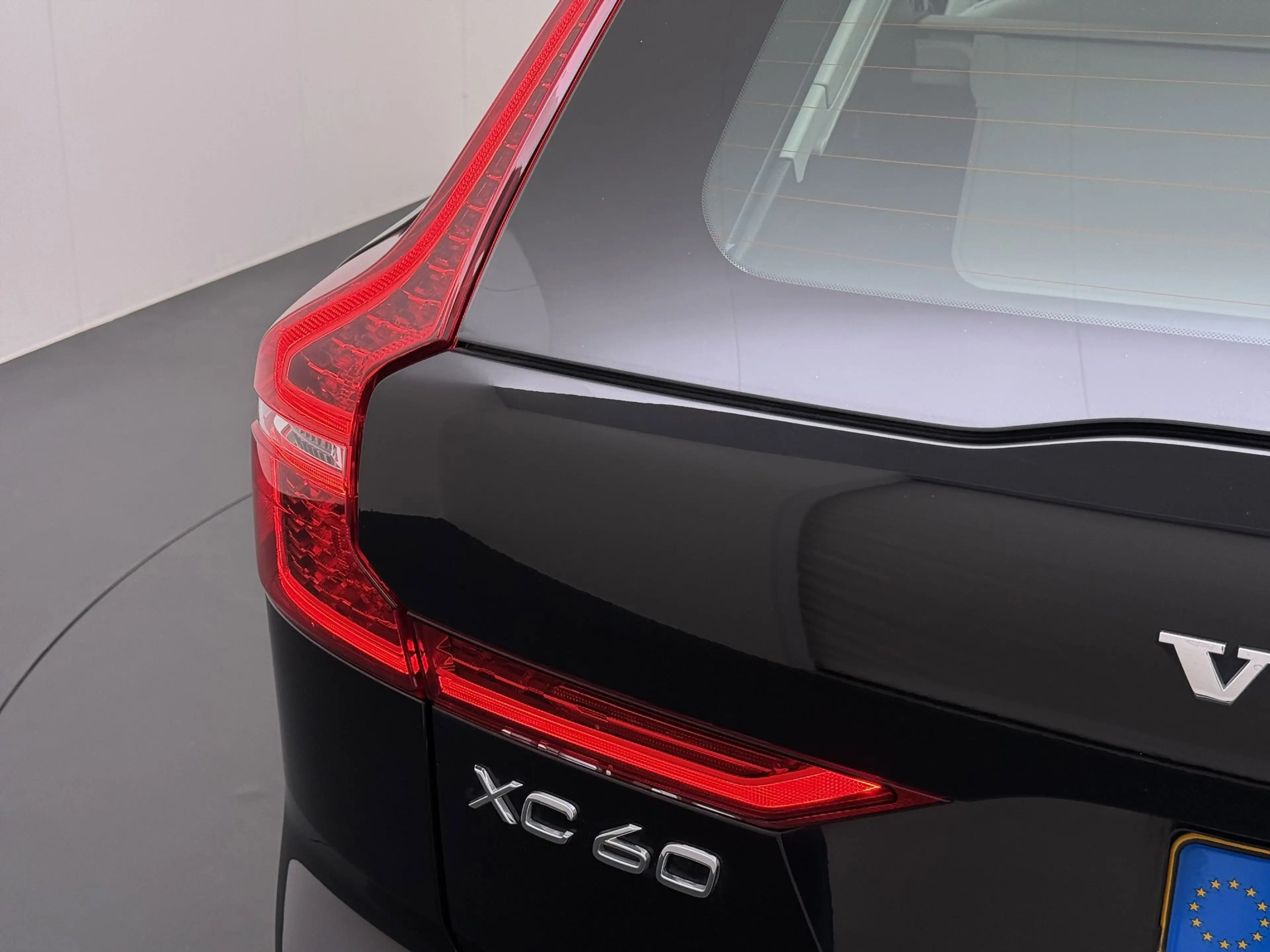Volvo XC60 2.0 T6 Plug-in hybrid AWD Essential Bright — photo 7
