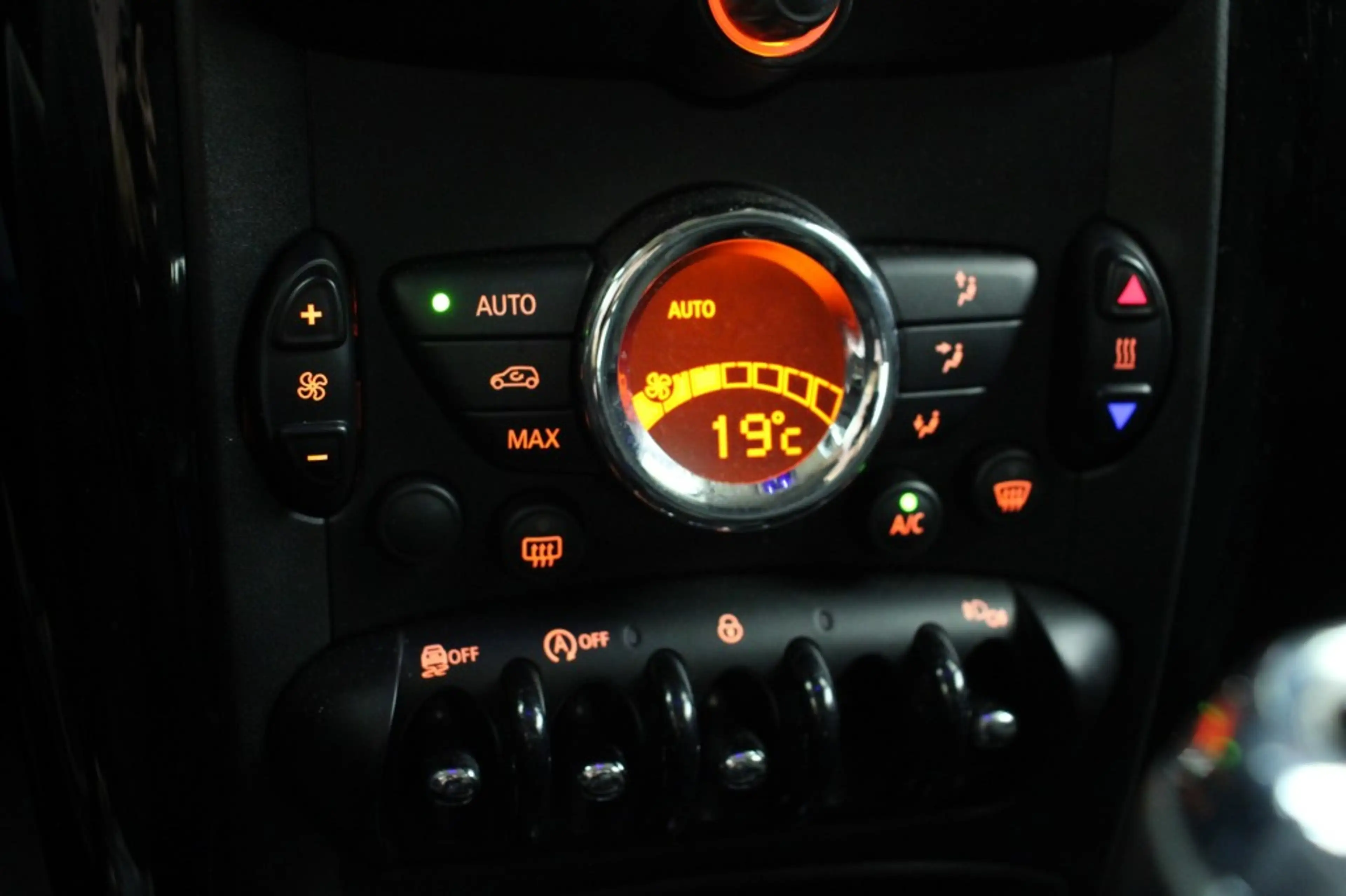 MINI Cooper D 1.6D Country Pepper - Navi, Cruise, Clima — photo 7