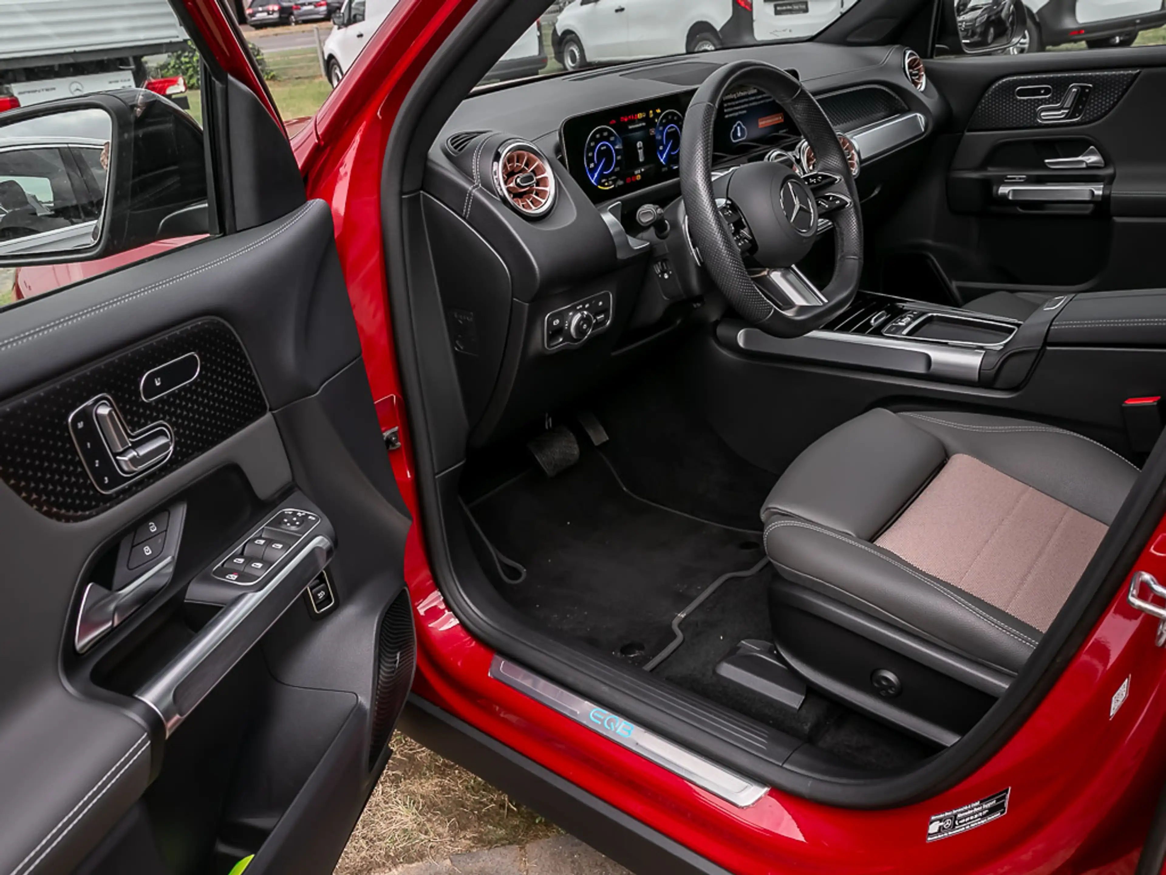 Mercedes-Benz EQB 250 + Electric Art PLUS Pano Red Night LED Kamera — photo 9