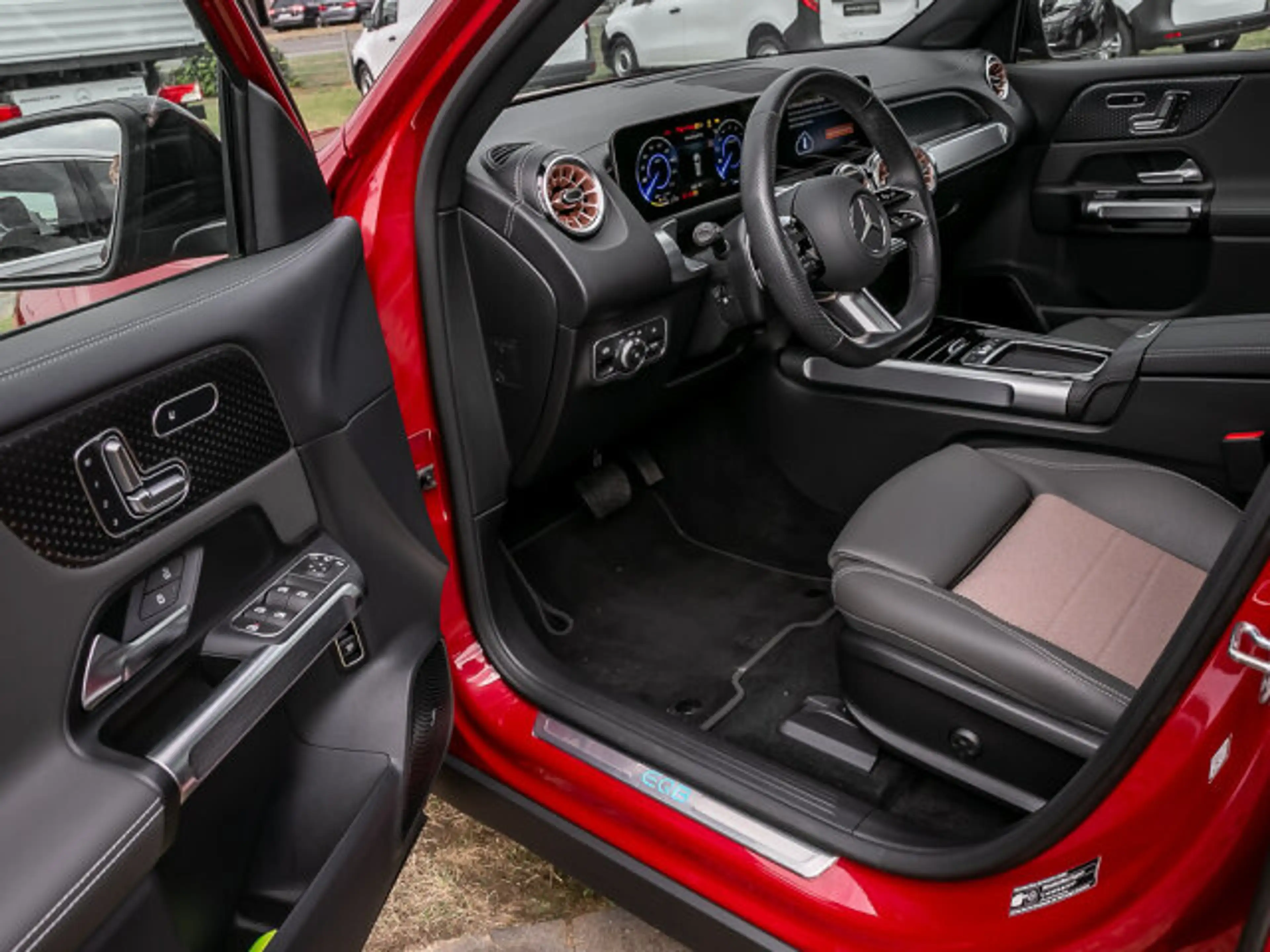 Mercedes-Benz EQB 250 + Electric Art PLUS Pano Red Night LED Kamera — photo 9