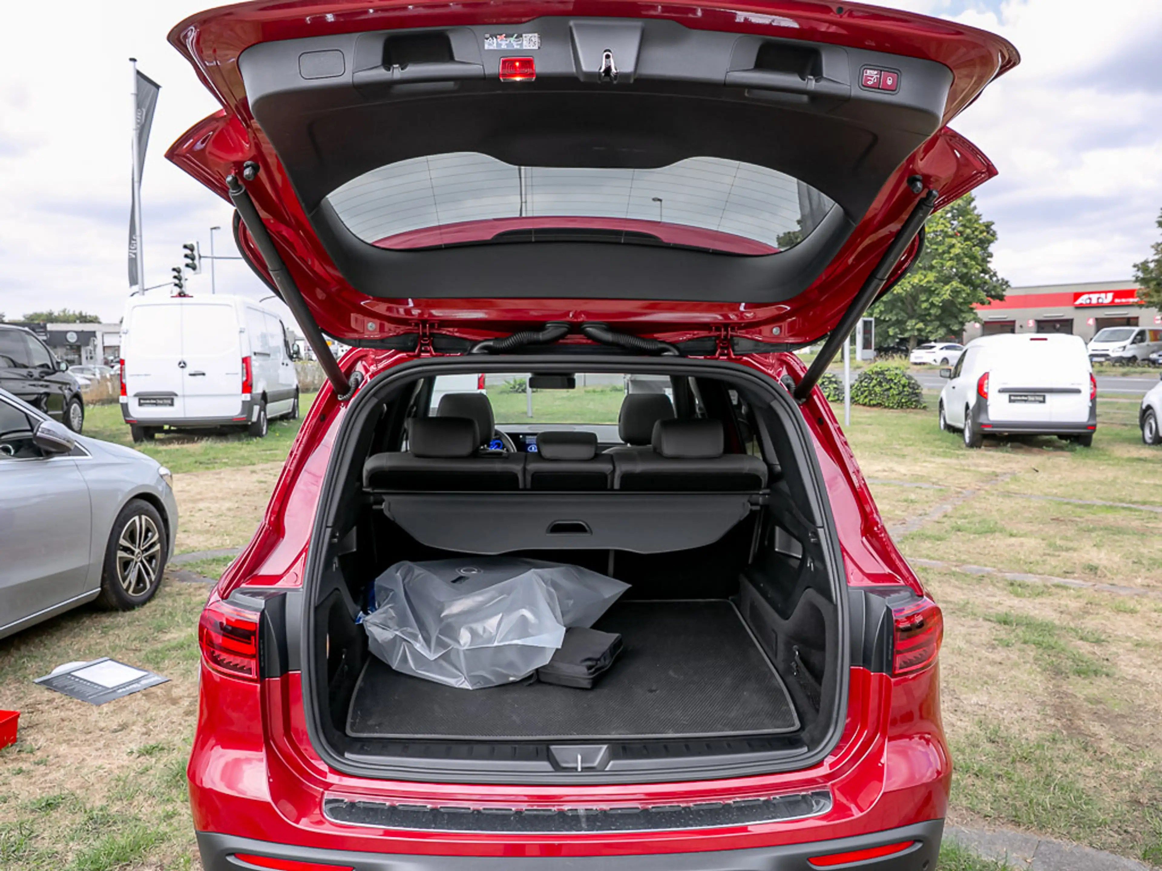 Mercedes-Benz EQB 250 + Electric Art PLUS Pano Red Night LED Kamera — photo 10