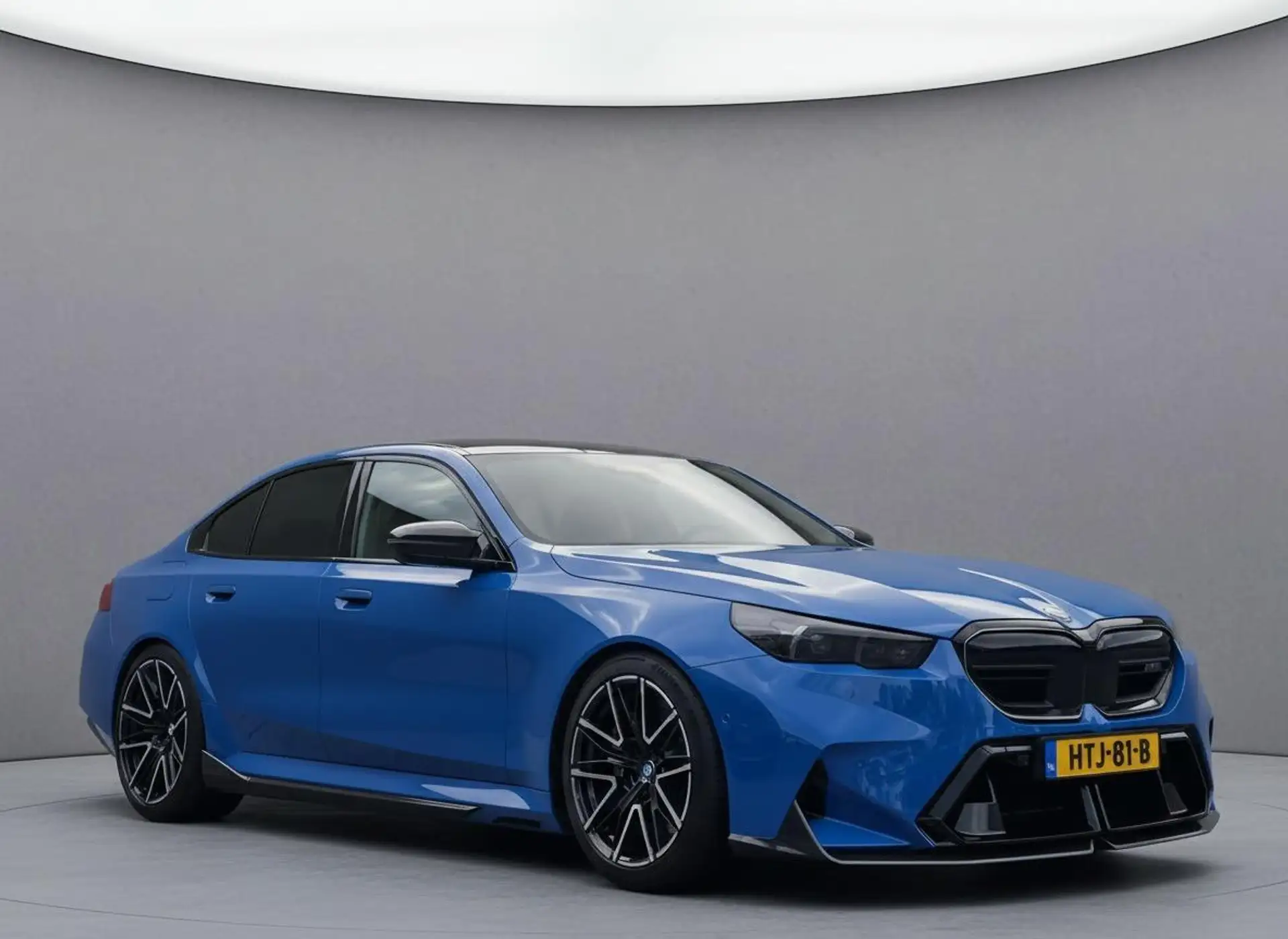 BMW M5 Sedan 2025 파랑 사진 4