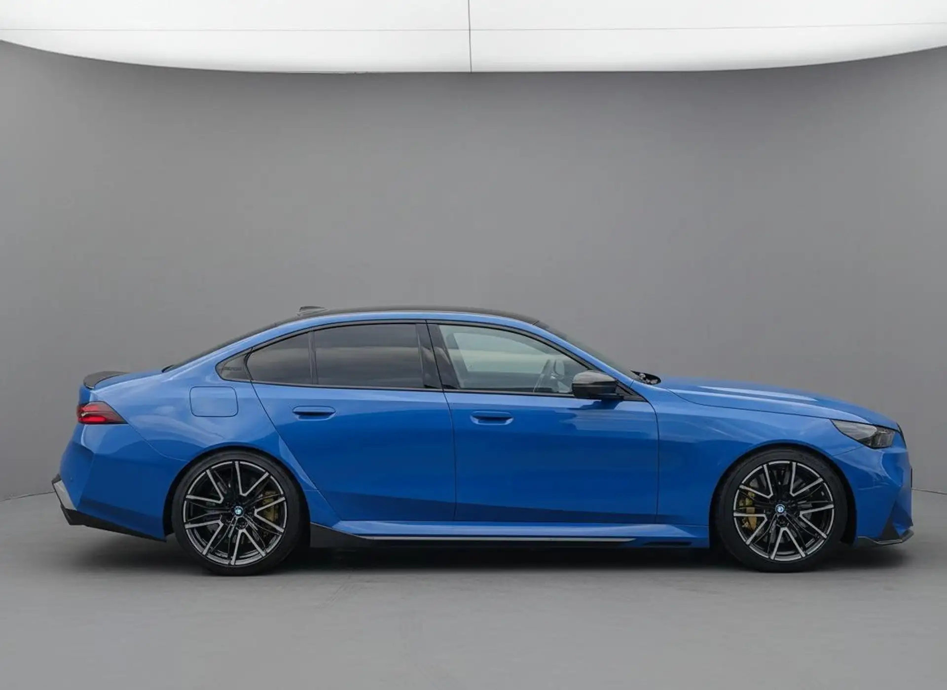 BMW M5 Sedan 2025 파랑 사진 2