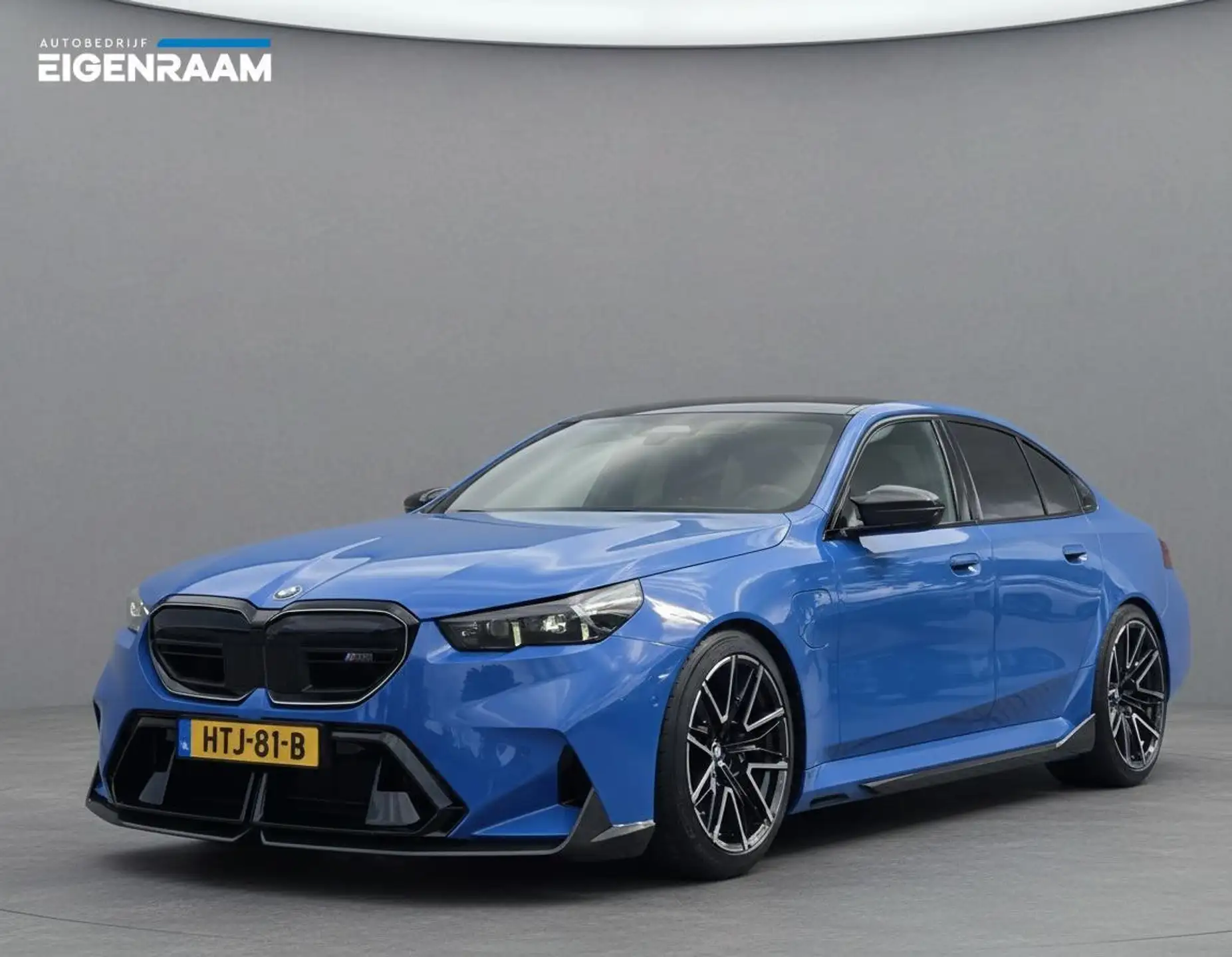 BMW M5 Sedan 2025 파랑 사진 5