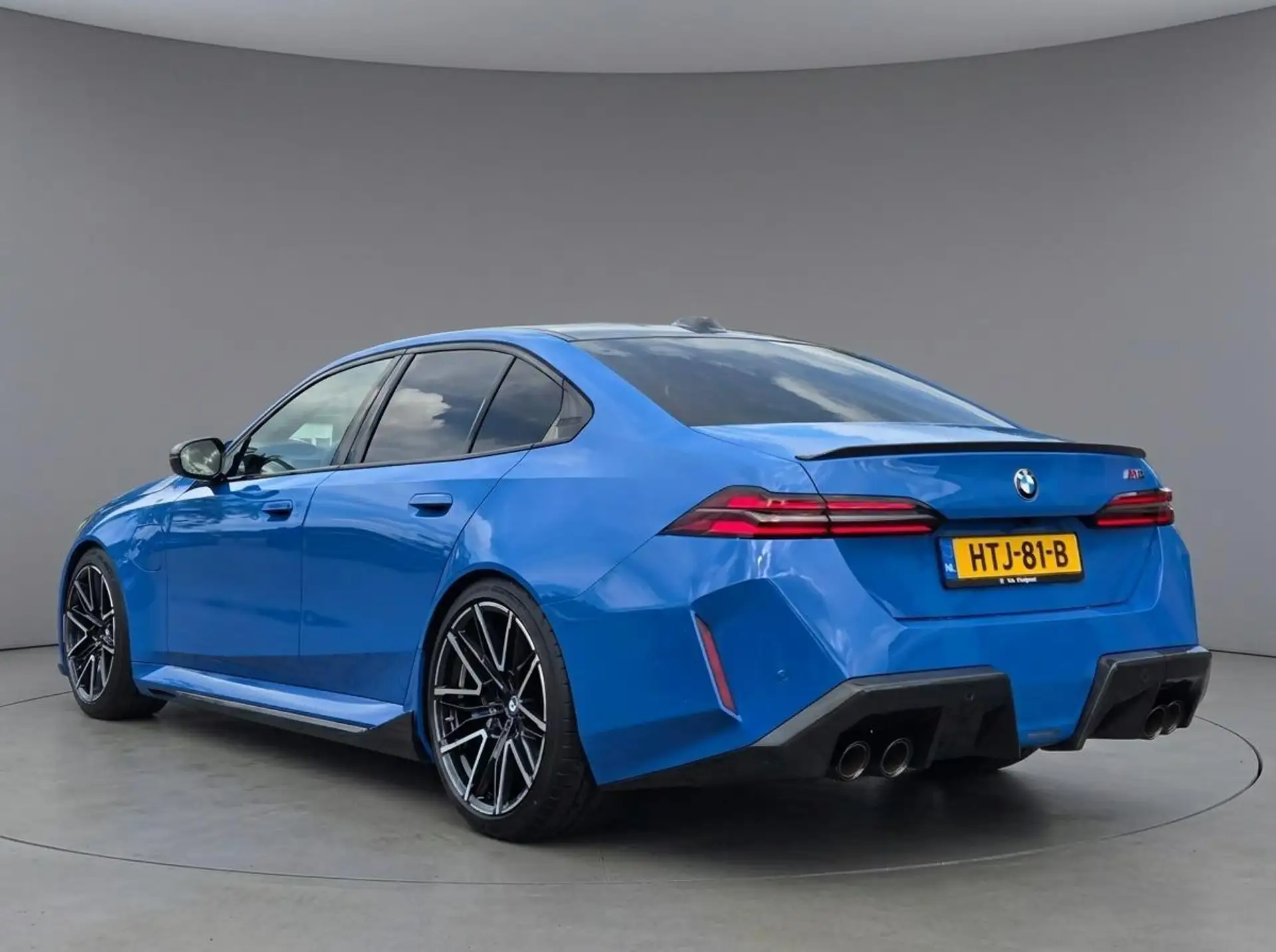 BMW M5 Sedan 2025 파랑 사진 3