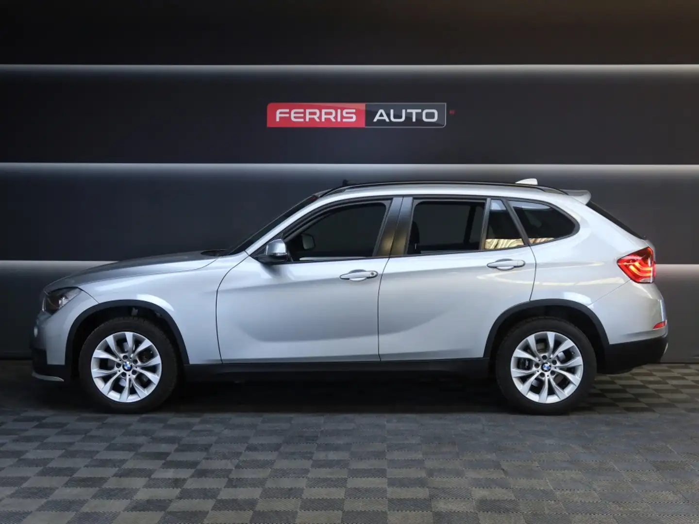 BMW X1 xDrive 20i Gris - 2