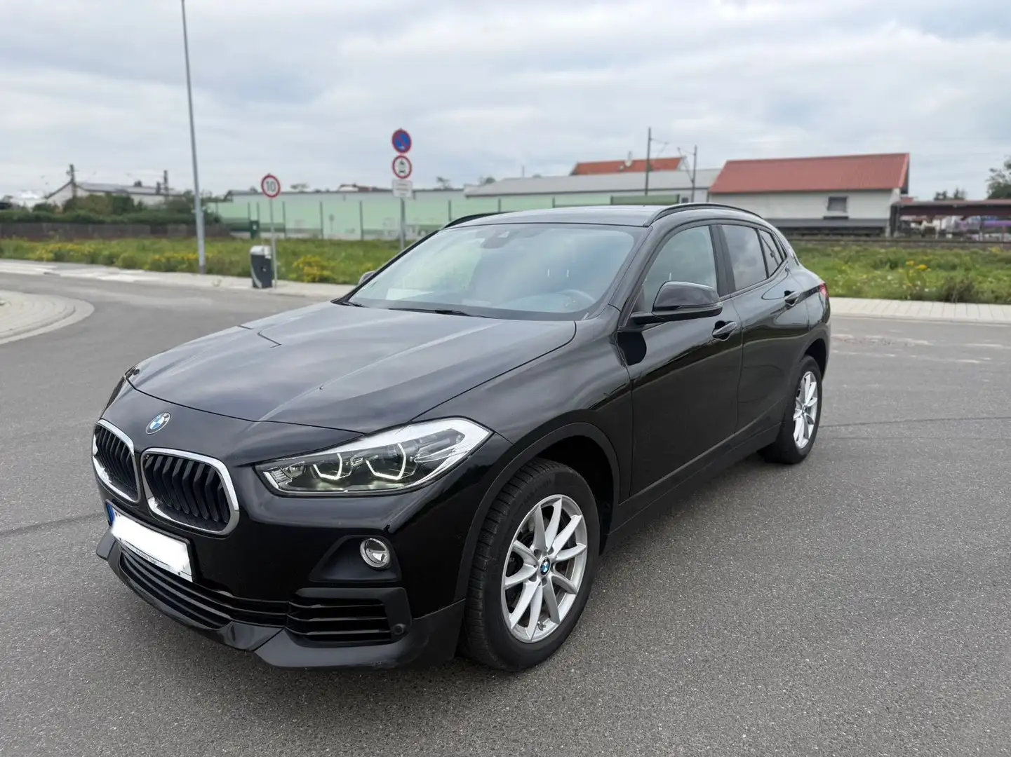 BMW X2 sDrive 18 i Advantage SPORTSITZE+KAMERA+NAVI Schwarz - 1