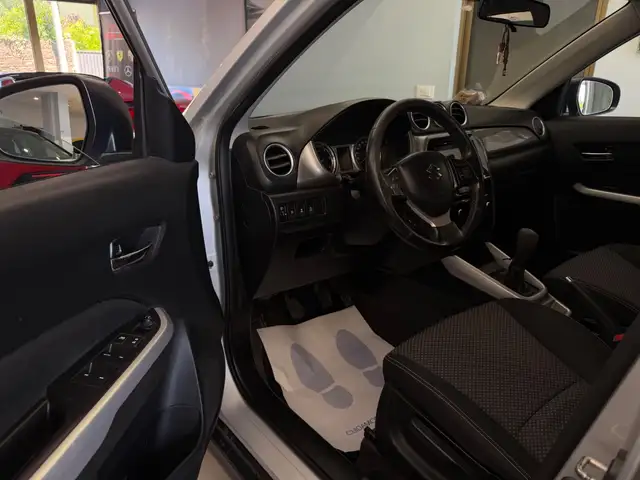 Suzuki Vitara view 8