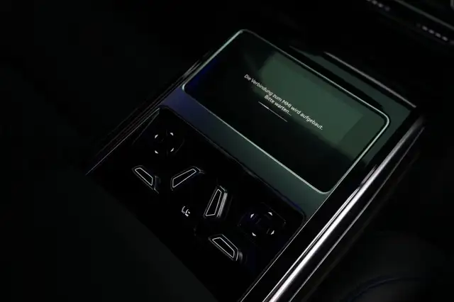 Audi A8 view 10