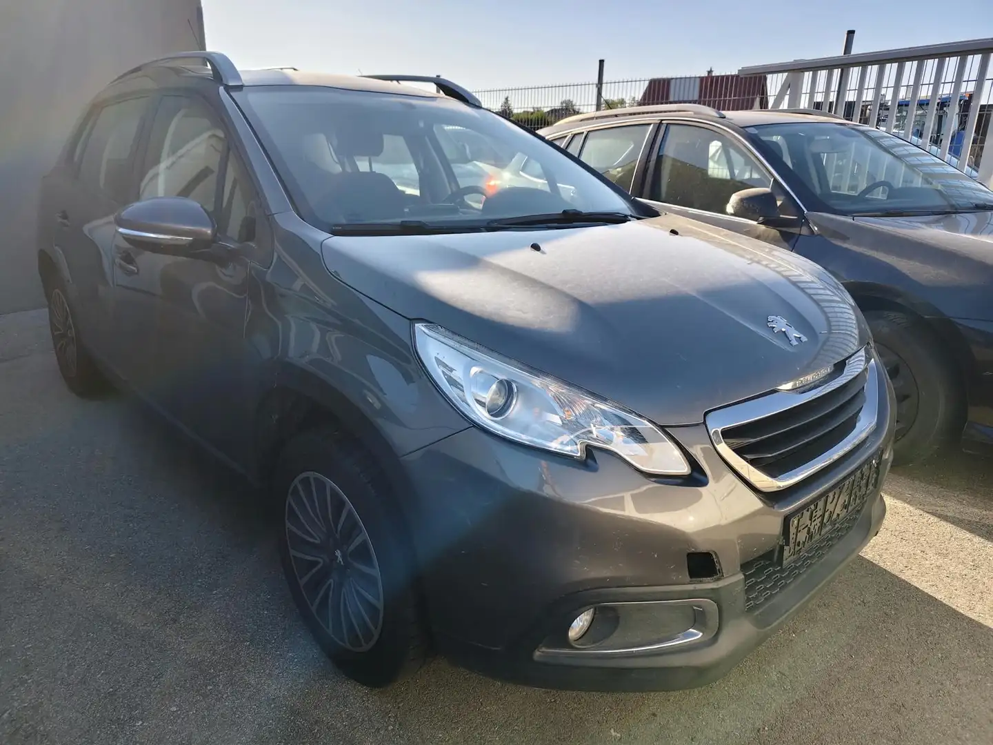 Peugeot 2008 2008 1,2 PureTech Style Style Grau - 1