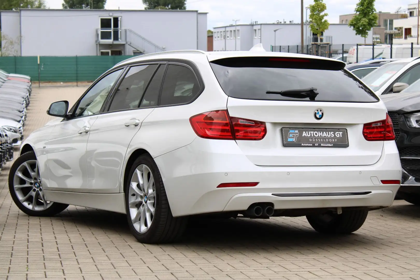 BMW 325 d Touring/Sport/1.Hd/Pano/Leder/HuD/Navi/AHK Blanc - 2