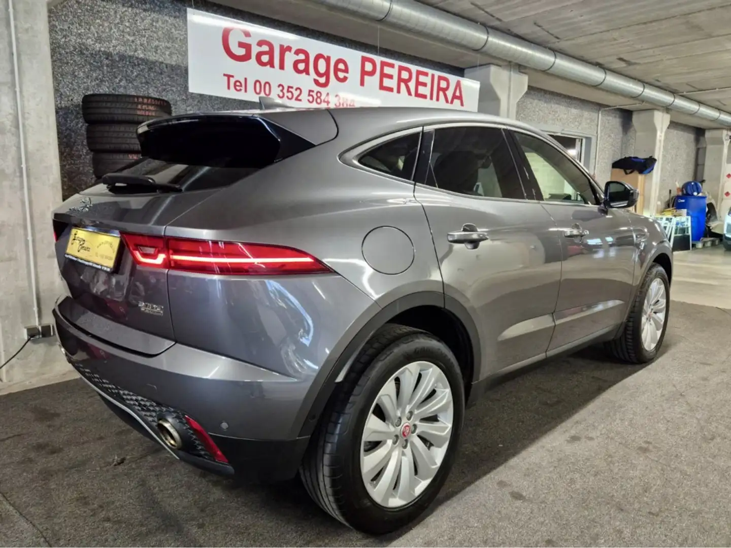 Jaguar E-Pace D180 S AWD MERIDIAN AUTO CUIR NAVI Grau - 2
