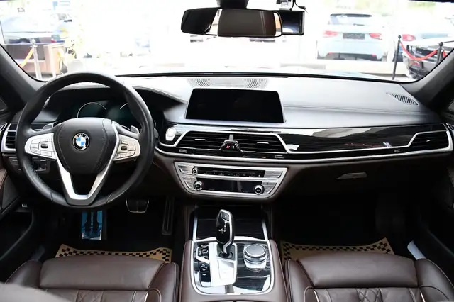 BMW 7 Series view 13