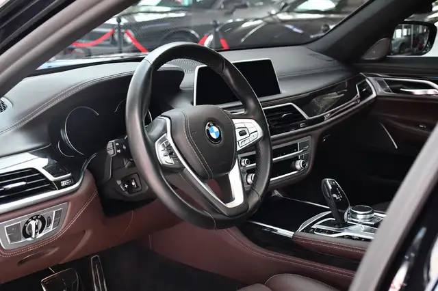 BMW 7 Series view 12