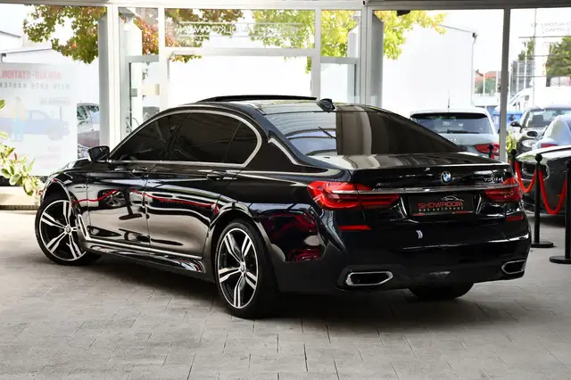 BMW 7 Series view 4