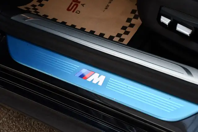 BMW 7 Series view 9