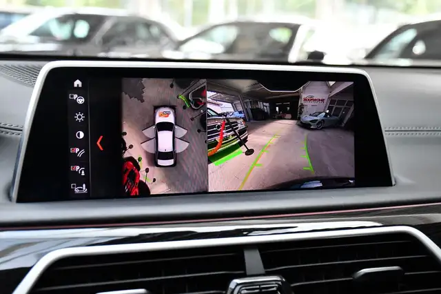 BMW 7 Series view 15