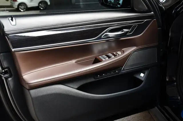 BMW 7 Series view 7
