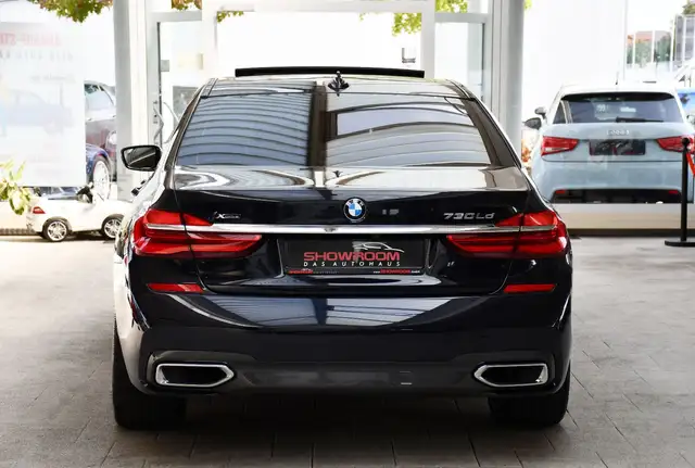 BMW 7 Series view 6