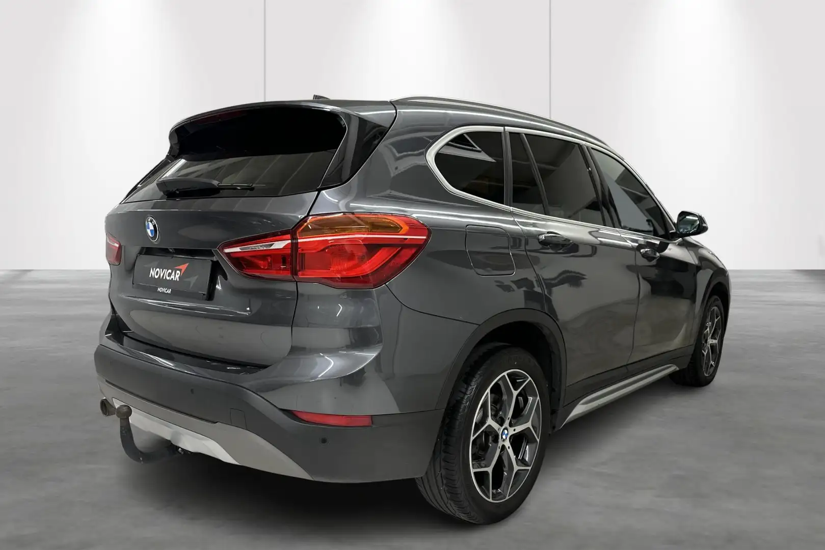 BMW X1 sDrive18iA (100 kW) Grijs - 2