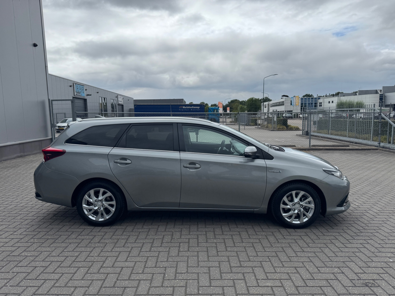 Toyota Auris Touring Sports 1.8 Hybrid Lease — photo 4