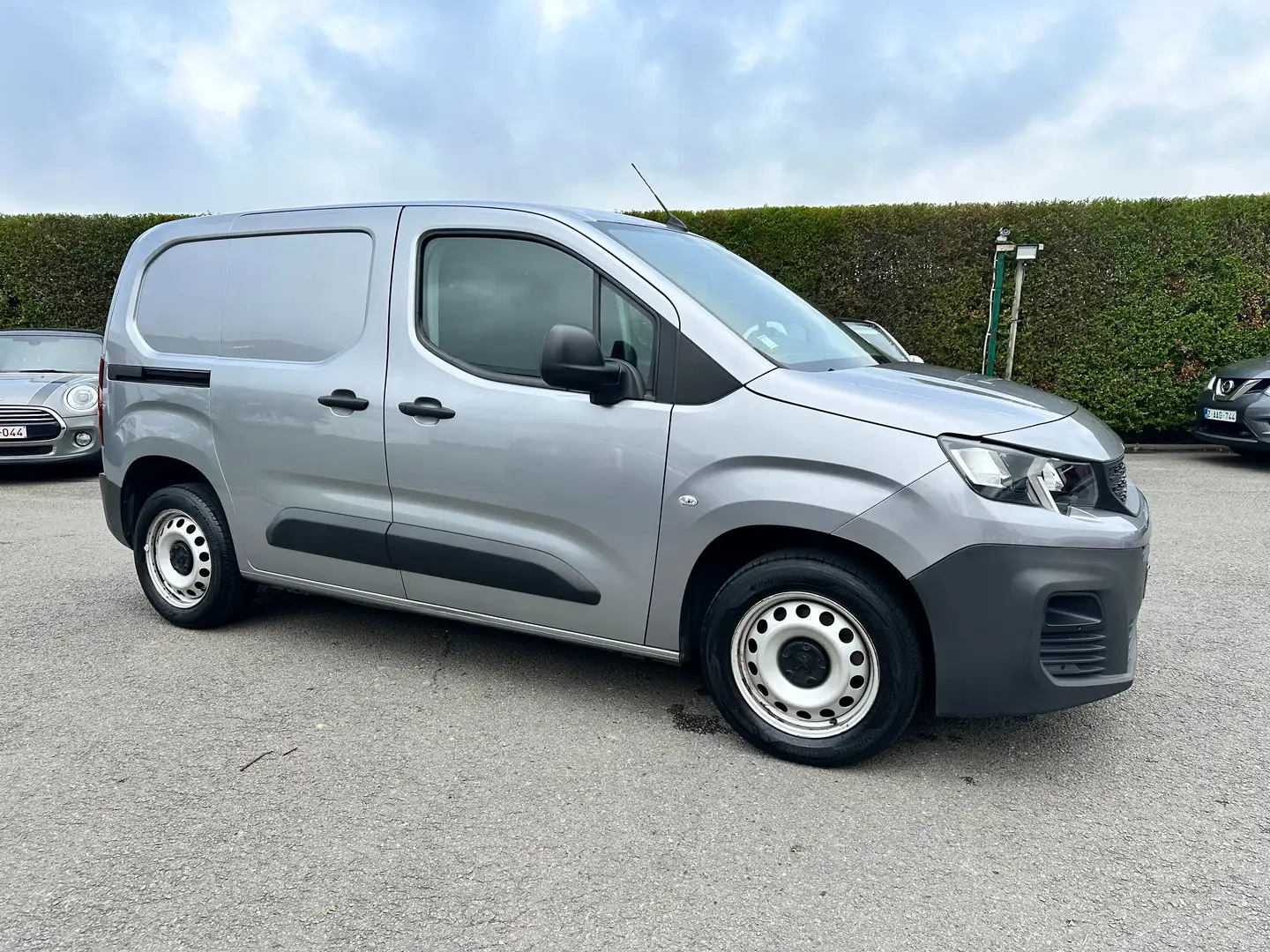 Peugeot Partner 1.5 BlueHDi STD Heavy Grip Automat. Carplay Navi. Grijs - 1