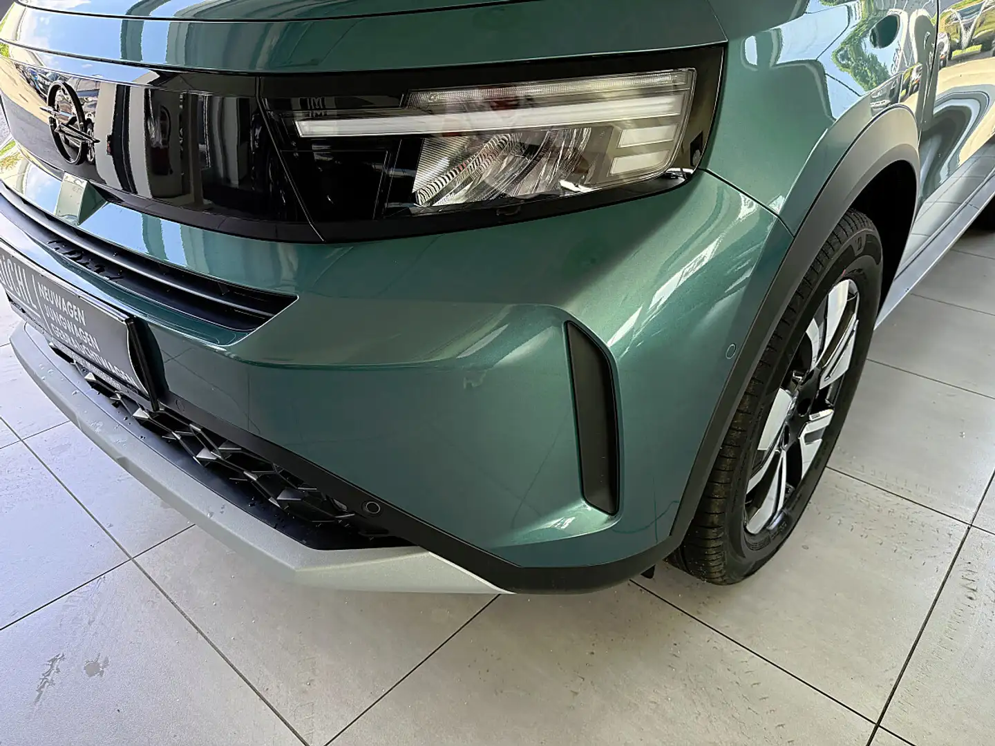 Opel Frontera 1.2 DI MHEV Ultimate Aut. Grün - 2