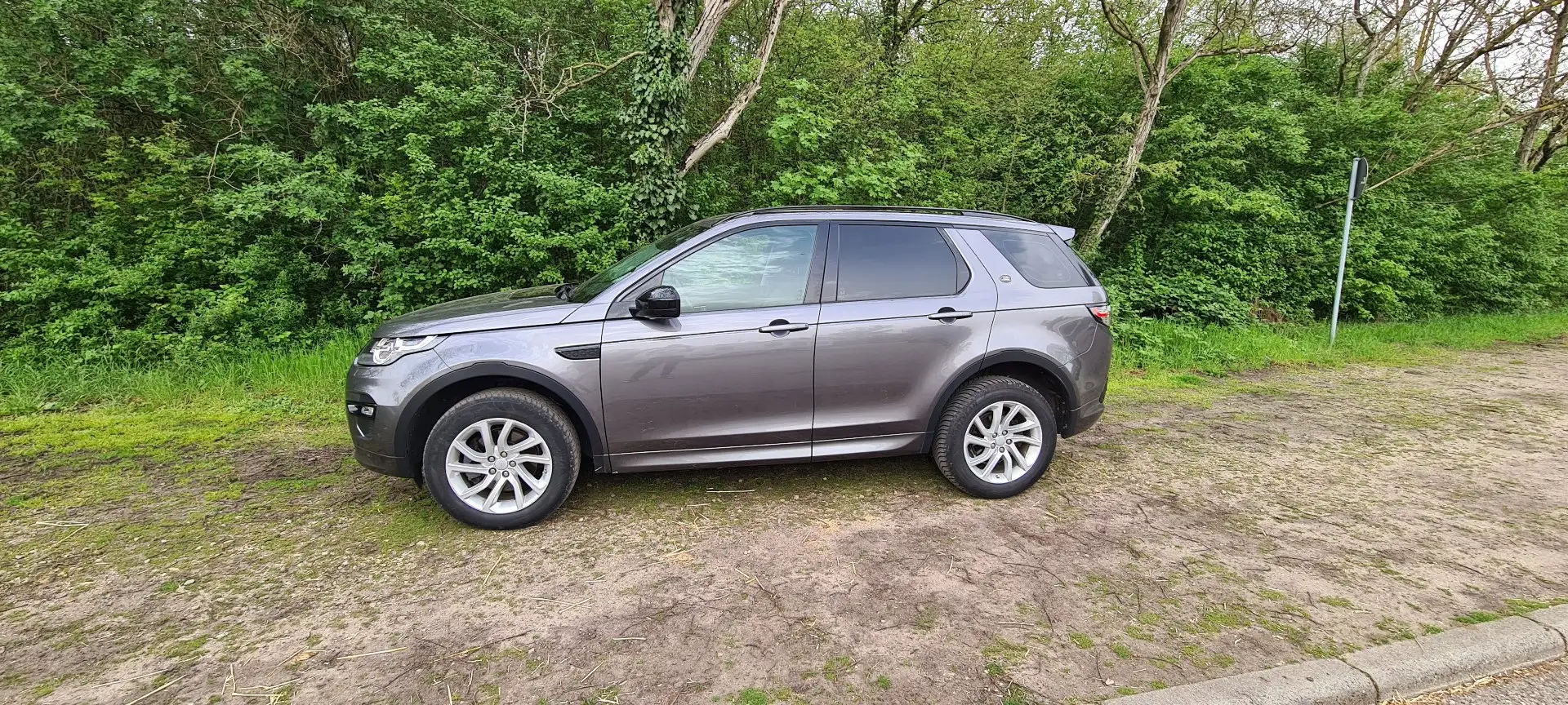 Land Rover Discovery Sport SE AWD Grau - 2