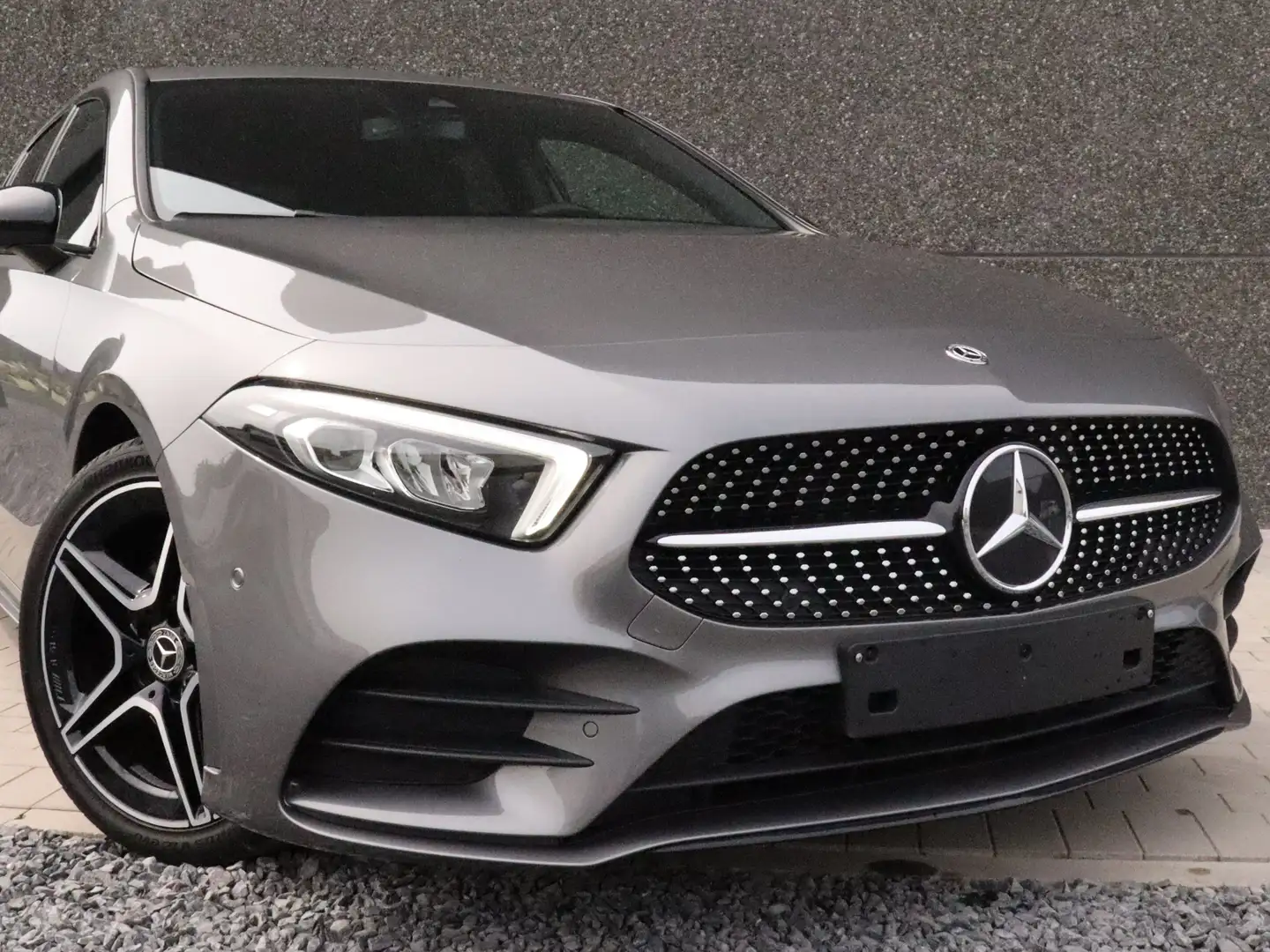 Mercedes-Benz A 180 A 180d AMG-Line-CAMERA-PDC-GARANTIE Grijs - 2