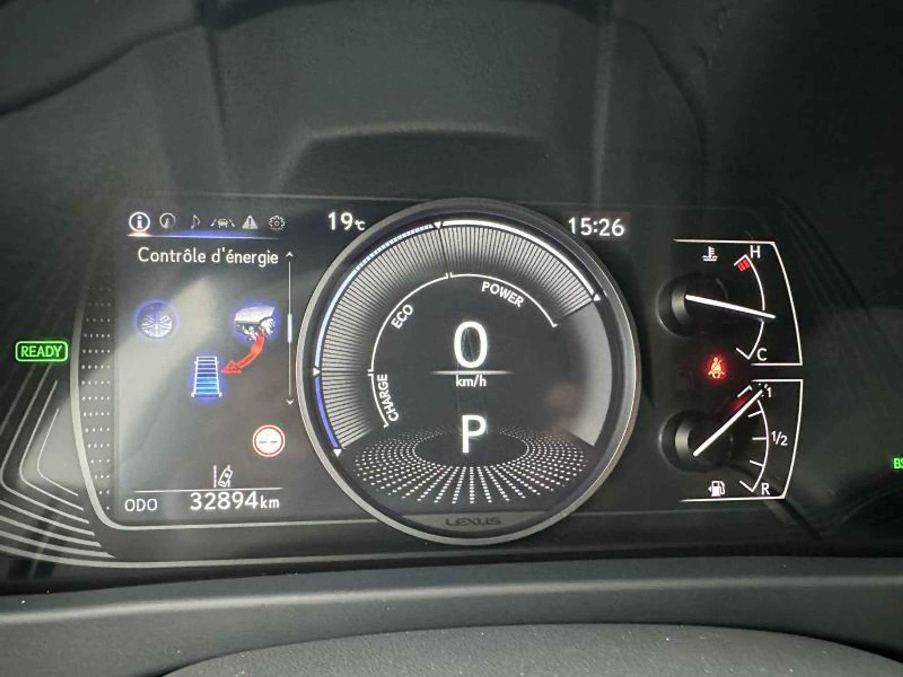 Lexus UX 250h F SPORT Design — photo 13