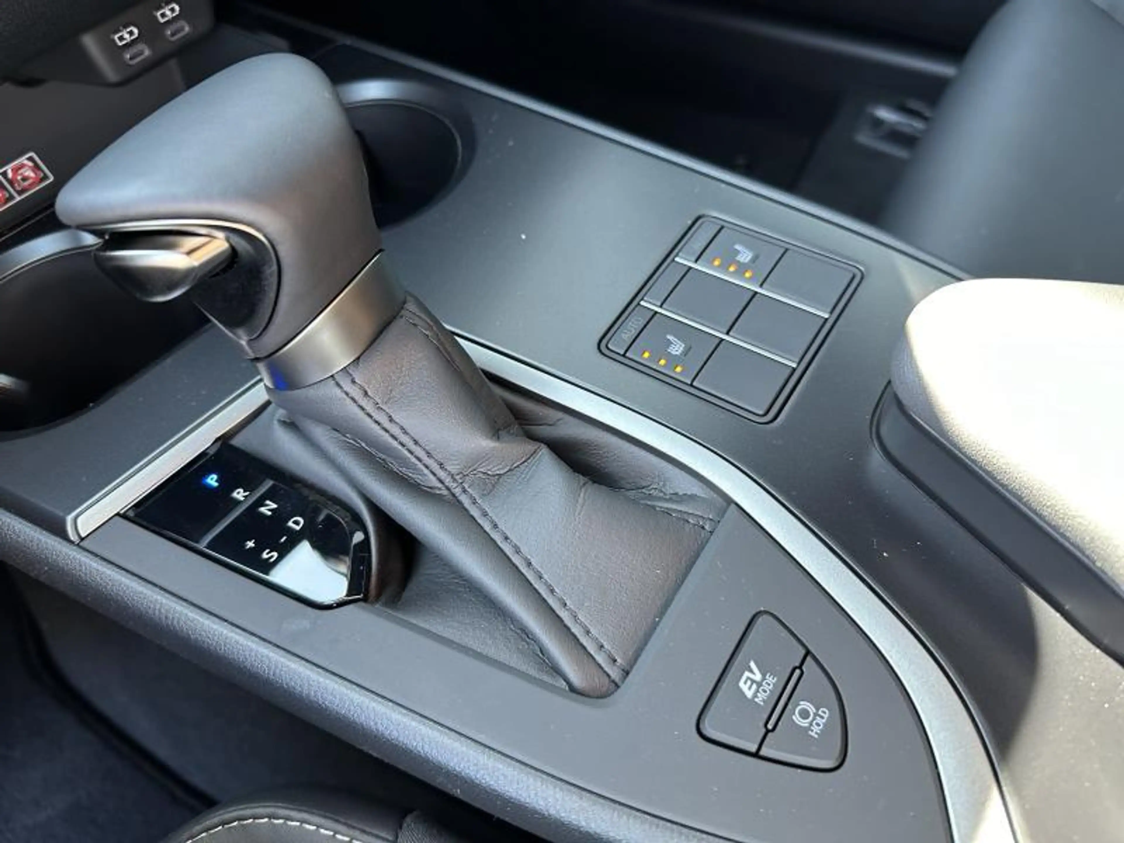 Lexus UX 250h F SPORT Design — photo 15