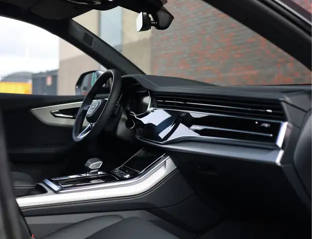 Audi Q8 view 25