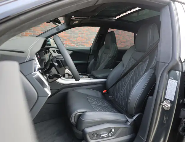 Audi Q8 view 26