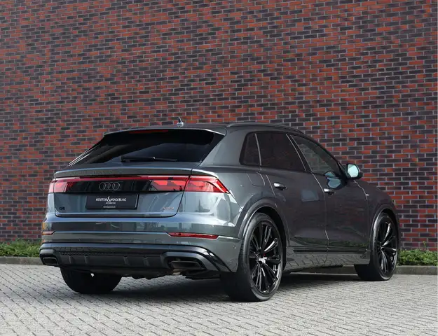 Audi Q8 view 17