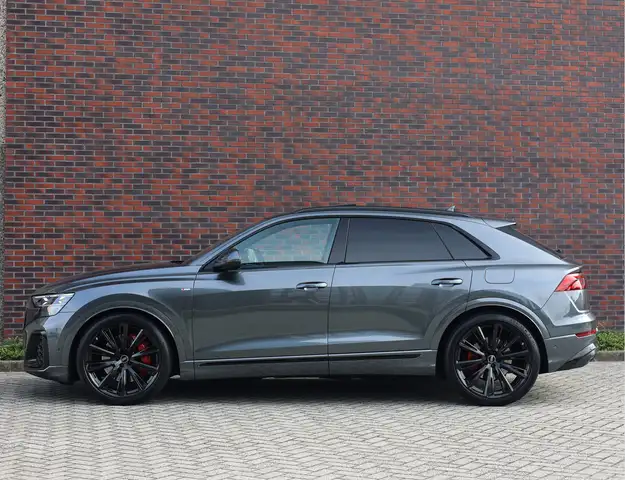Audi Q8 view 15