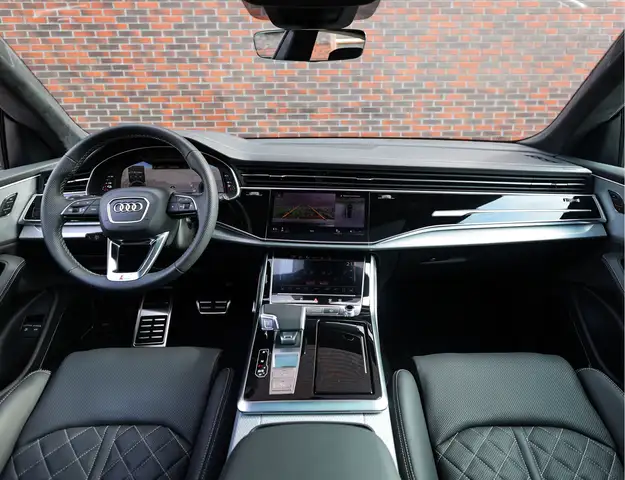 Audi Q8 view 3