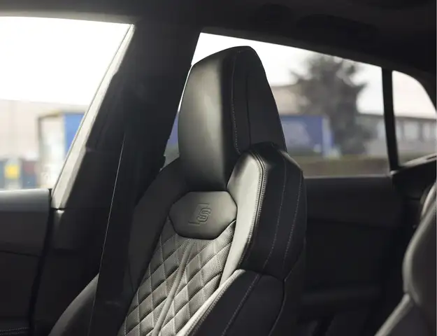 Audi Q8 view 4