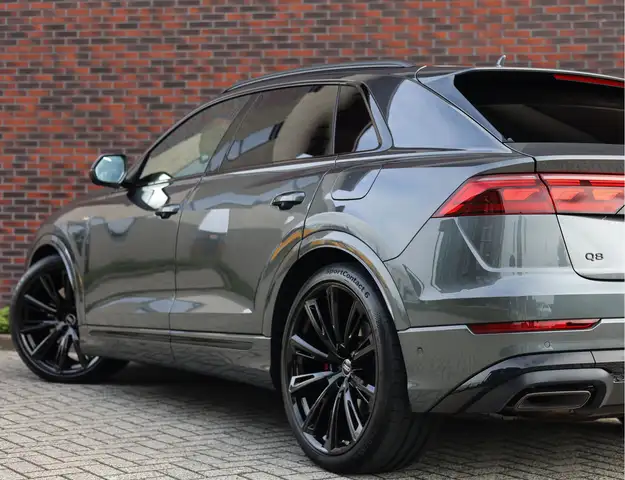 Audi Q8 view 7