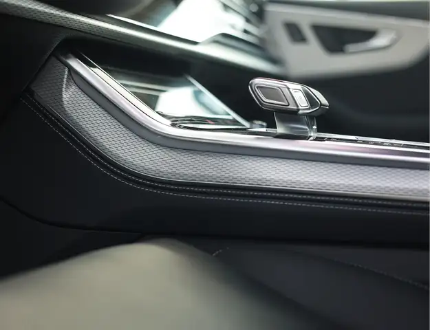 Audi Q8 view 5